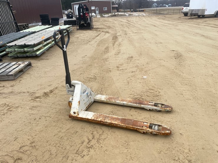 #3916-•-crown-5,000-lbs.-pallet-jack-image-4