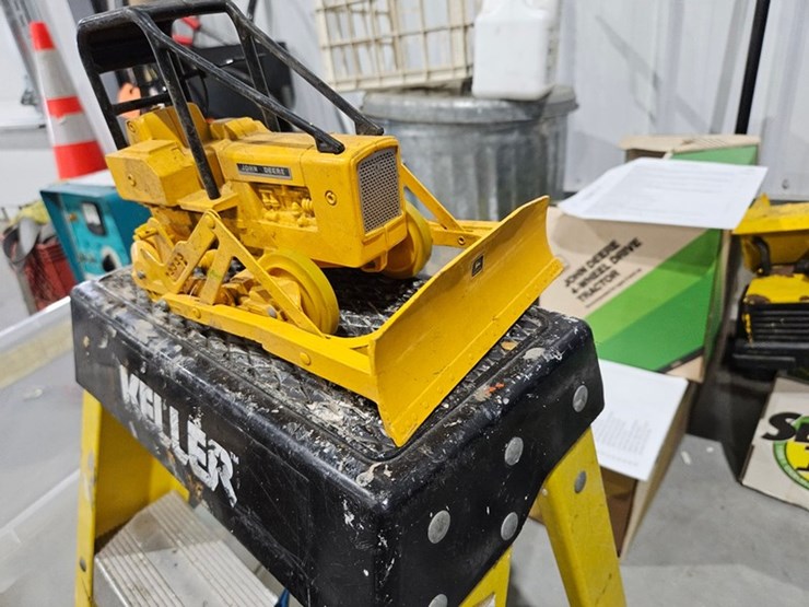 #983-•-john-deere-dozer-1/16-die-cast-toy-image-7