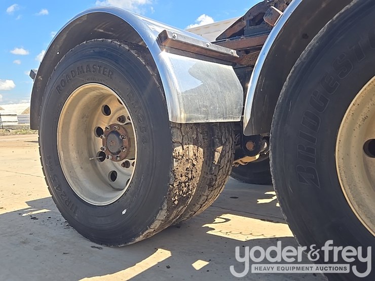 2014-kenworth-t880-image-26