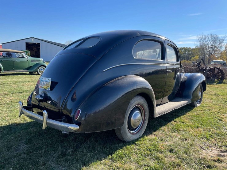 1938-ford-two-door-deluxe-sedan---original-car!-image-5