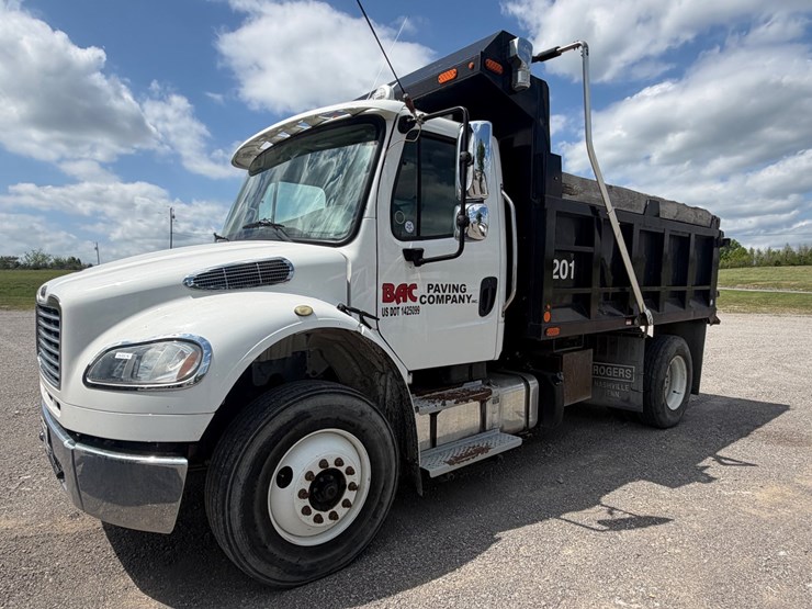 2020-freightliner-m2-106-image-1