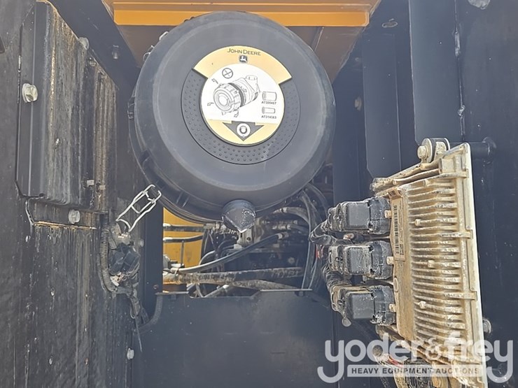 2017-deere-210g-lc-image-40