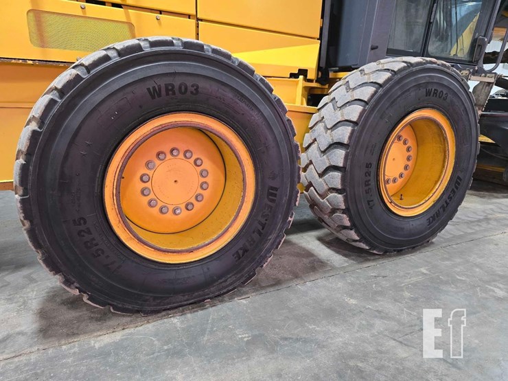 2012-deere-772g-image-32