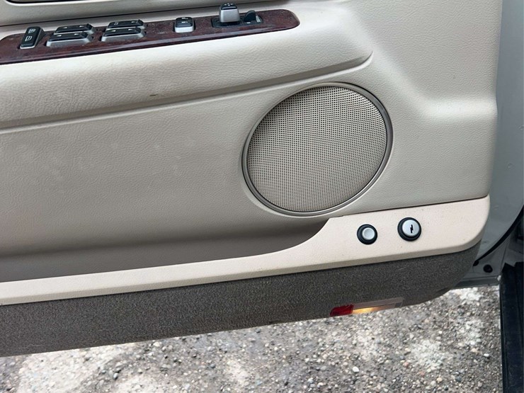 2005-lincoln-town-car-image-48