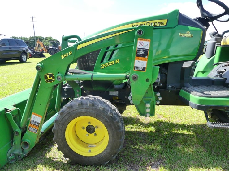 2025-john-deere-2025r-image-8