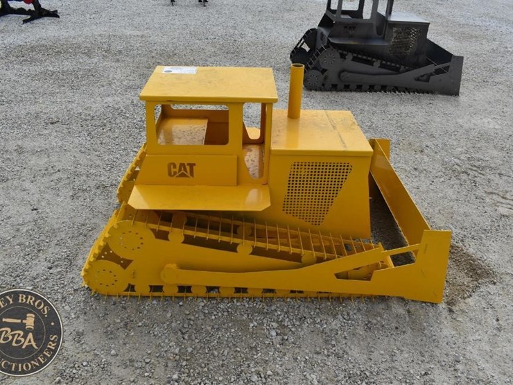 caterpillar-dozer-lawn-ornament-42930-image-4