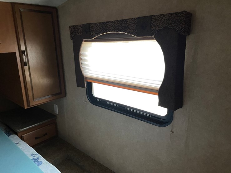 #201-•-2014-palomino-puma-253-fbs-27'-fifth-wheel-camper-(has-wi-title)-image-72
