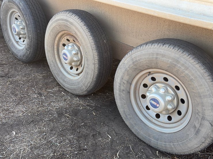 2022-featherlite-8127-livestock-trailer-image-10