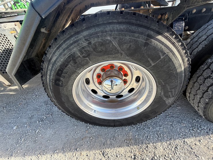 2021-peterbilt-367-image-12