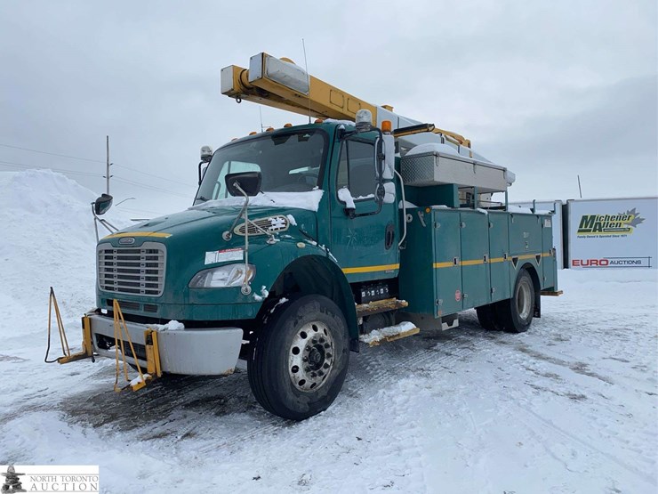 2011-freightliner-m2-106-image-1