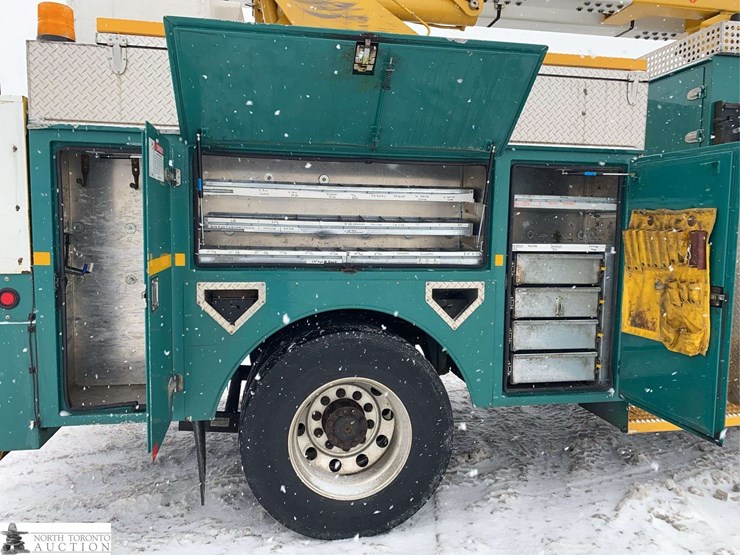 2011-freightliner-m2-106-image-32