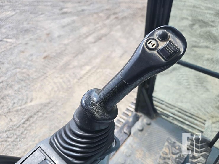 2019-caterpillar-320-image-18