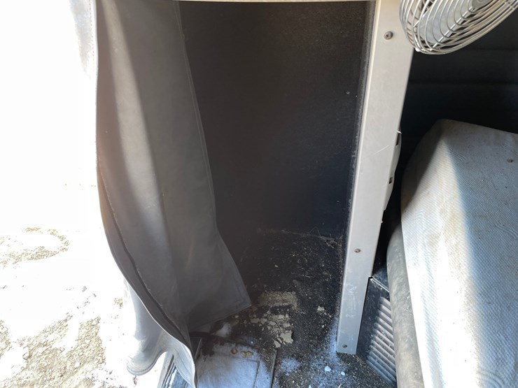 #3937-•-semi-sleeper-cab-image-16