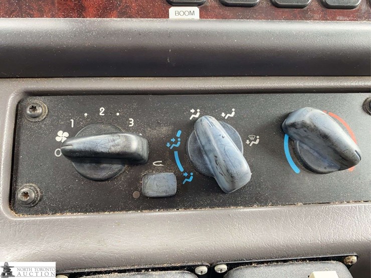 2011-freightliner-m2-106-image-16