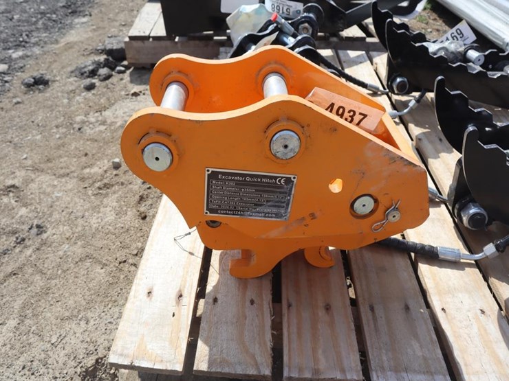 future-excavator-quick-hitch-image-1