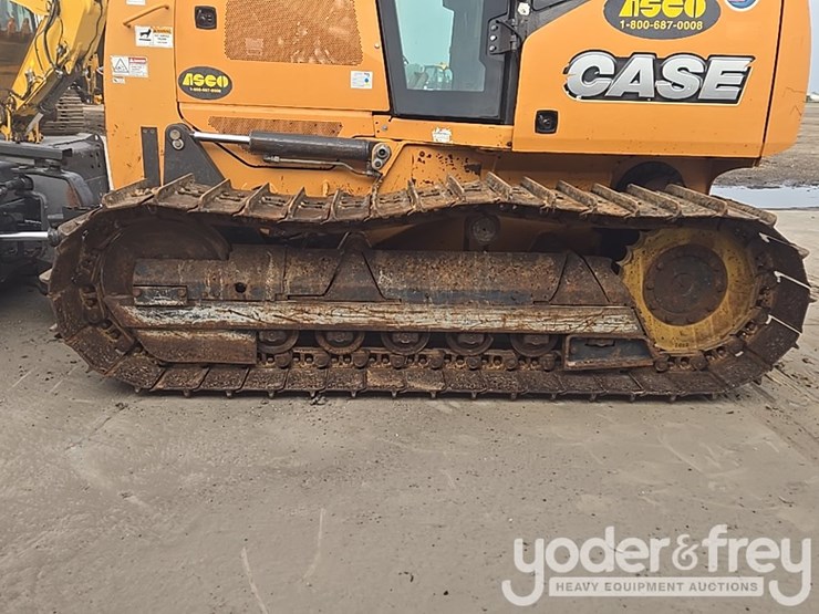 2016-case-750m-image-9