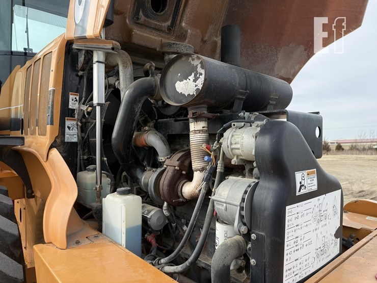 2010-case-721e-image-35