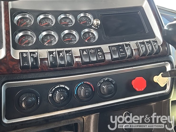 2014-kenworth-t880-image-135