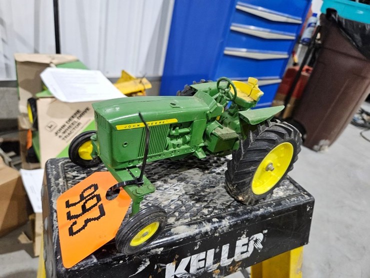 #993-•-john-deere-1/16-die-cast-toy-tractor-image-1