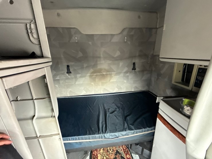 #31952-•-2010-volvo-vnl-tandem-axle-truck-tractor-image-41