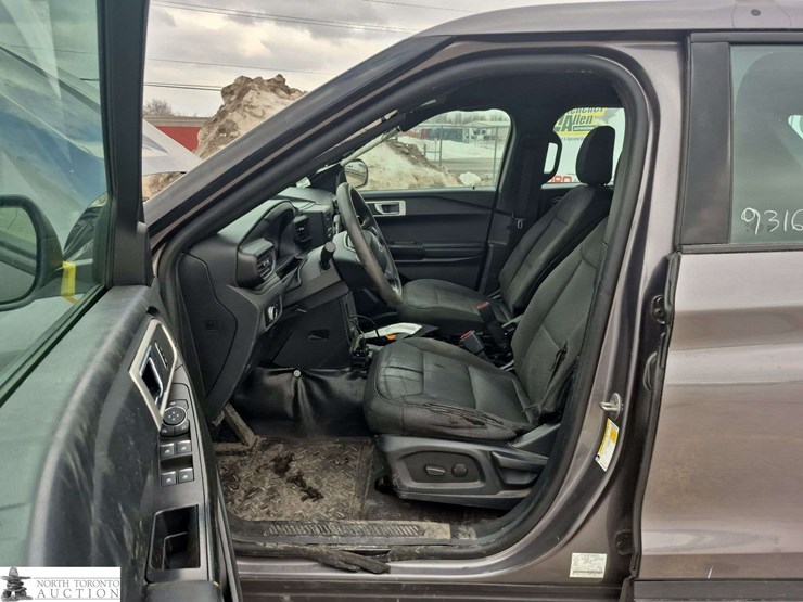 2020-ford-explorer-image-11