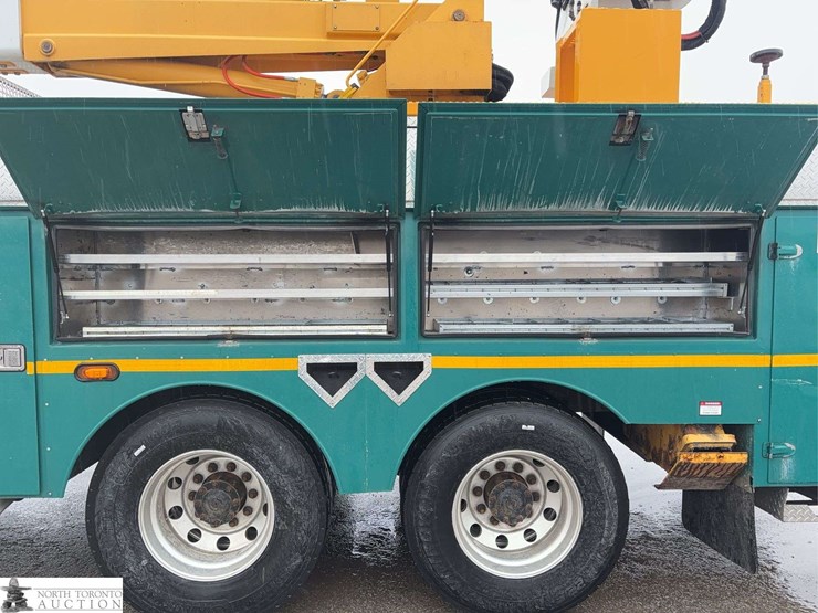 2011-freightliner-m2-106-image-11