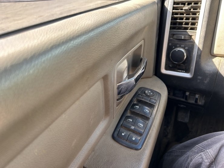 2010-dodge-ram-3500-image-33