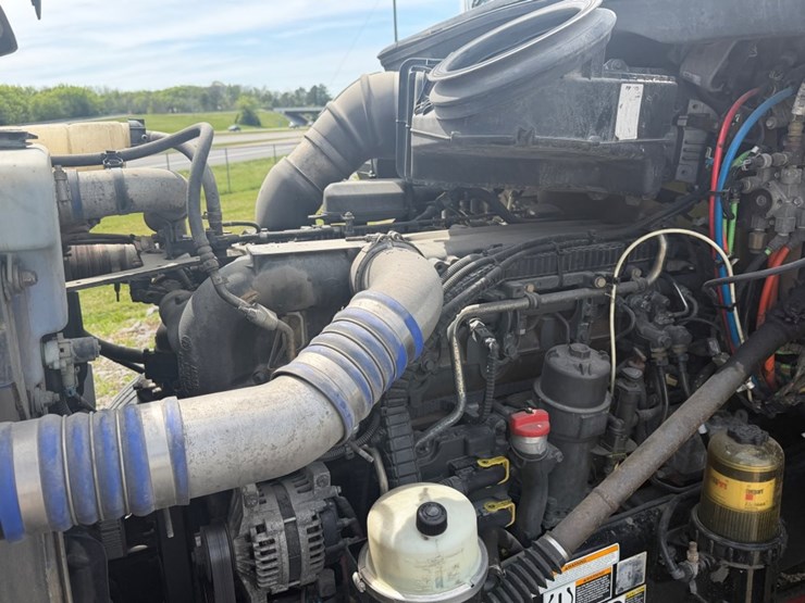 2019-peterbilt-567-image-47