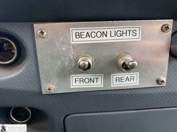 2010-isuzu-nqr-image-19