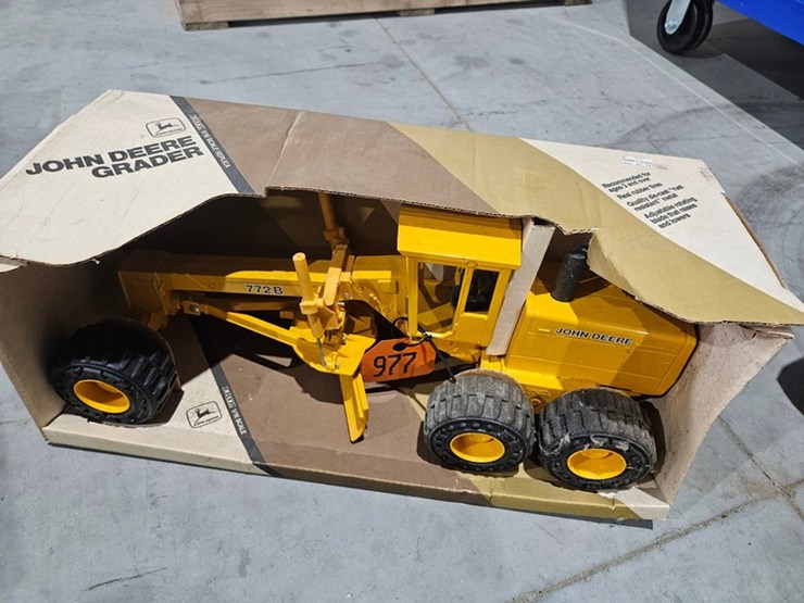 #977-•-john-deere-772b-1/16-die-cast-toy-grader-image-2