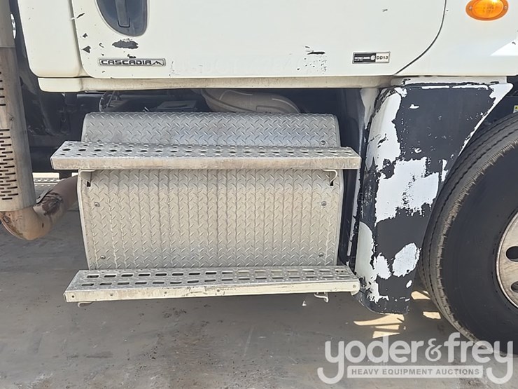 2011-freightliner-cascadia-125-image-53