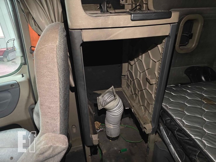 2016-freightliner-cascadia-125-image-19