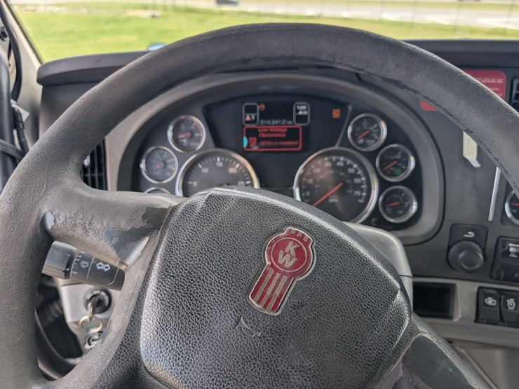 2015-kenworth-t880-image-18