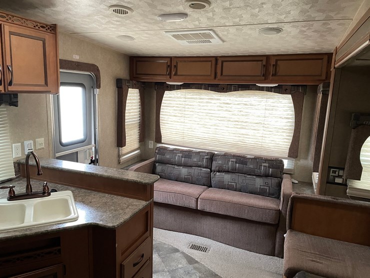 #201-•-2014-palomino-puma-253-fbs-27'-fifth-wheel-camper-(has-wi-title)-image-51