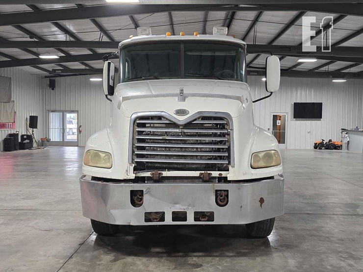 2004-mack-vision-cx613-image-7