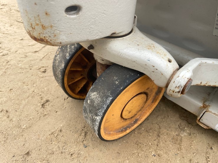 #3916-•-crown-5,000-lbs.-pallet-jack-image-8