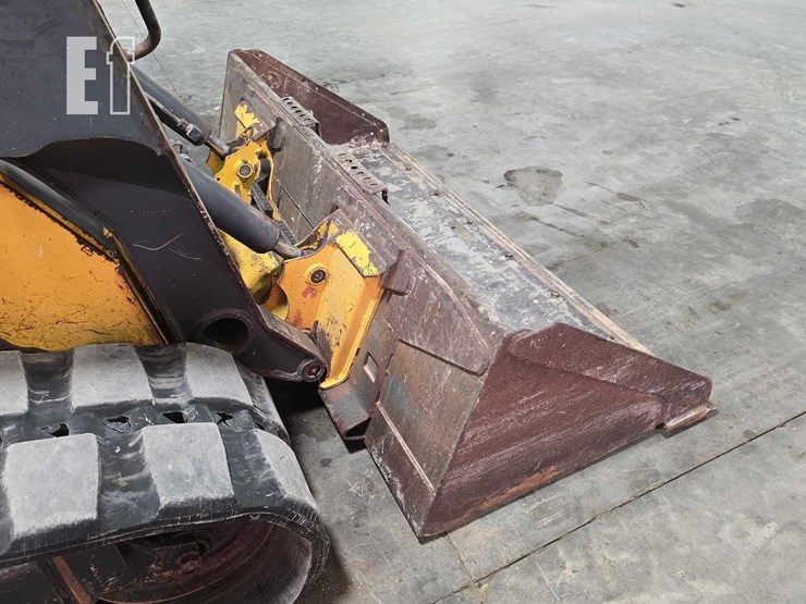 2014-deere-323e-image-11