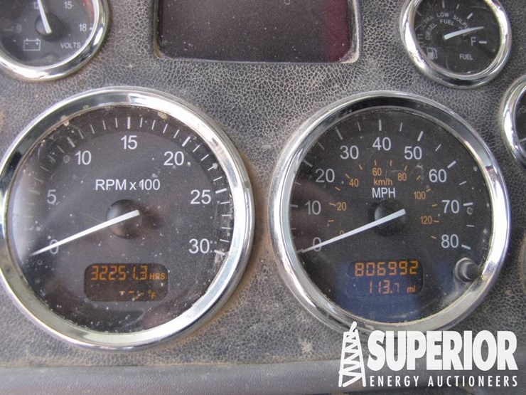 2010-peterbilt-384-image-4