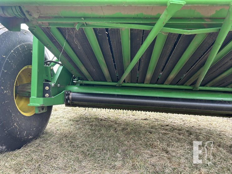 2011-john-deere-568-image-39