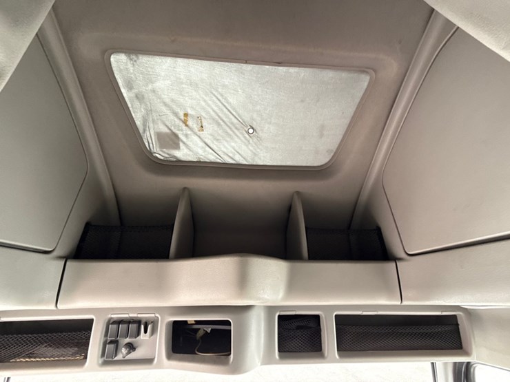 #31956-•-2012-volvo-vnl-tandem-axle-truck-tractor-image-17