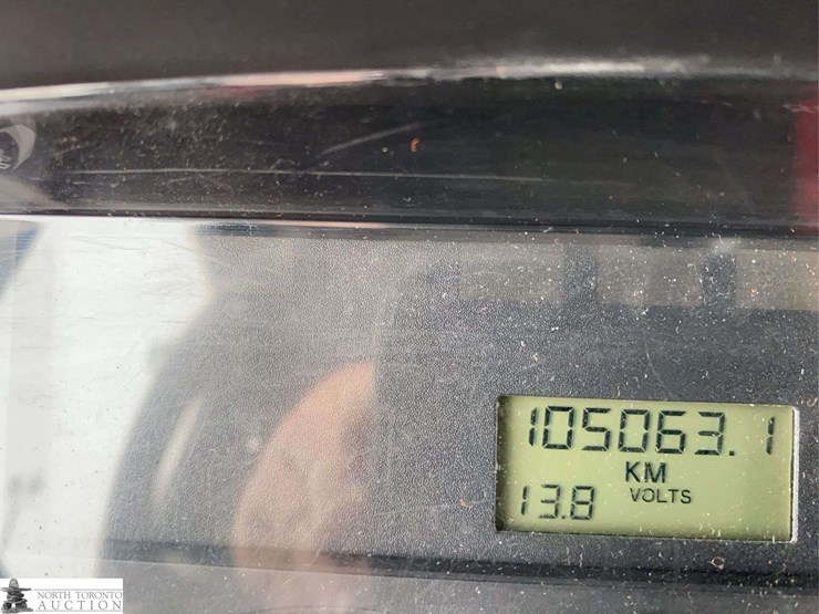 2011-freightliner-m2-106-image-12