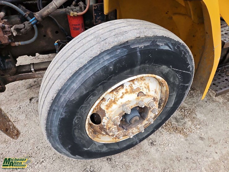 2004-freightliner-fl80-image-10