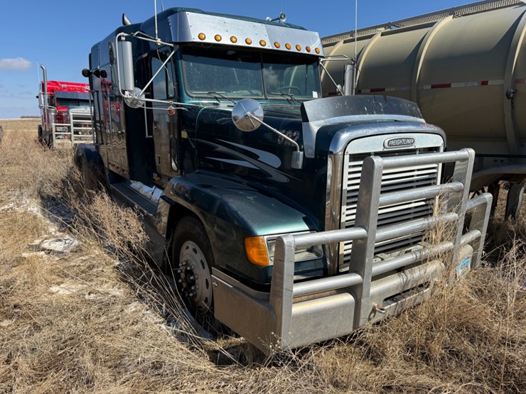 2000-freightliner-fld120-image-2