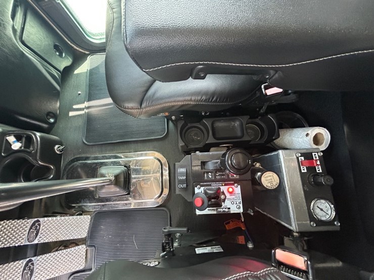 2005-peterbilt-335-image-29