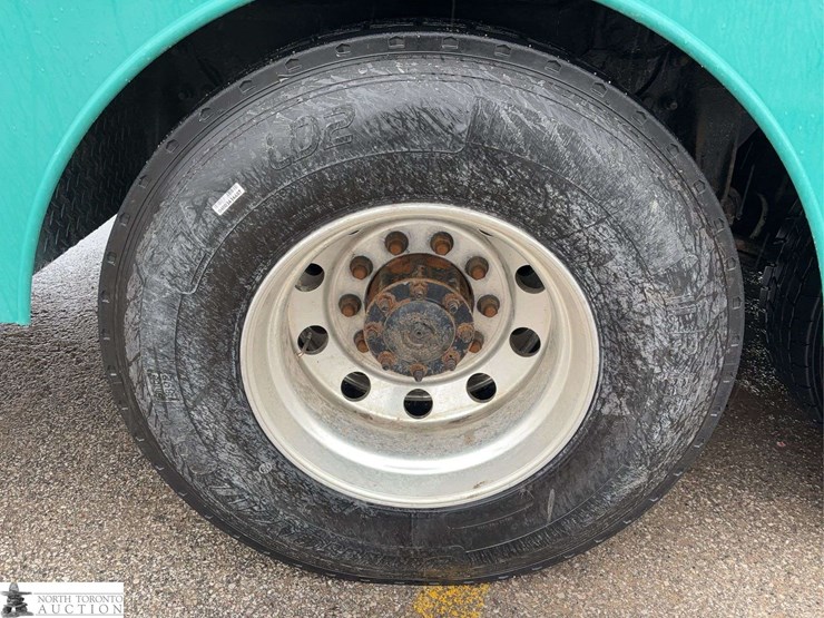 2011-freightliner-m2-106-image-37