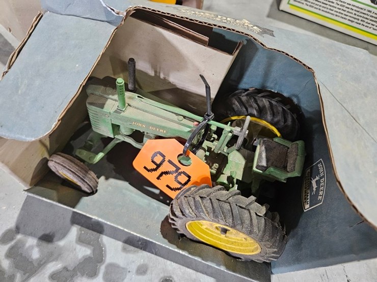 #979-•-john-deere-model-g-wide-front-1/16-die-cast-toy-image-4