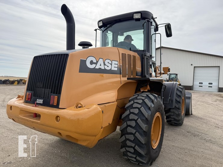 2010-case-721e-image-16