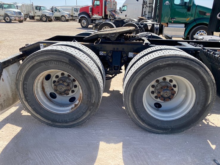 2015-peterbilt-579-image-5