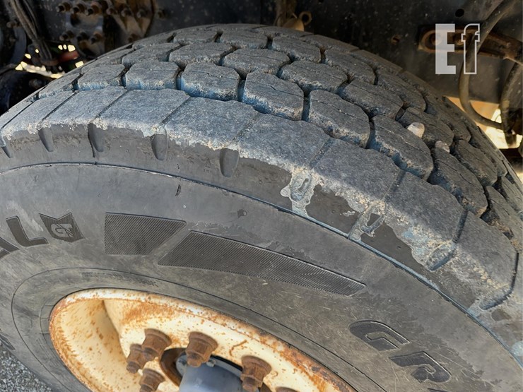 2005-sterling-lt9500-image-25