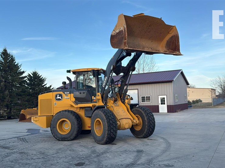 2024-deere-624-p-tier-image-1
